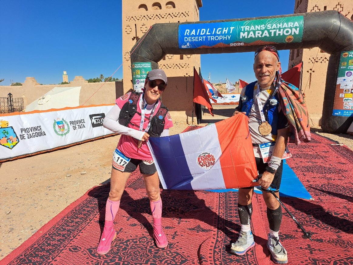 Cécile et un compagnon de route dans le désert, dunes à perte de vue.