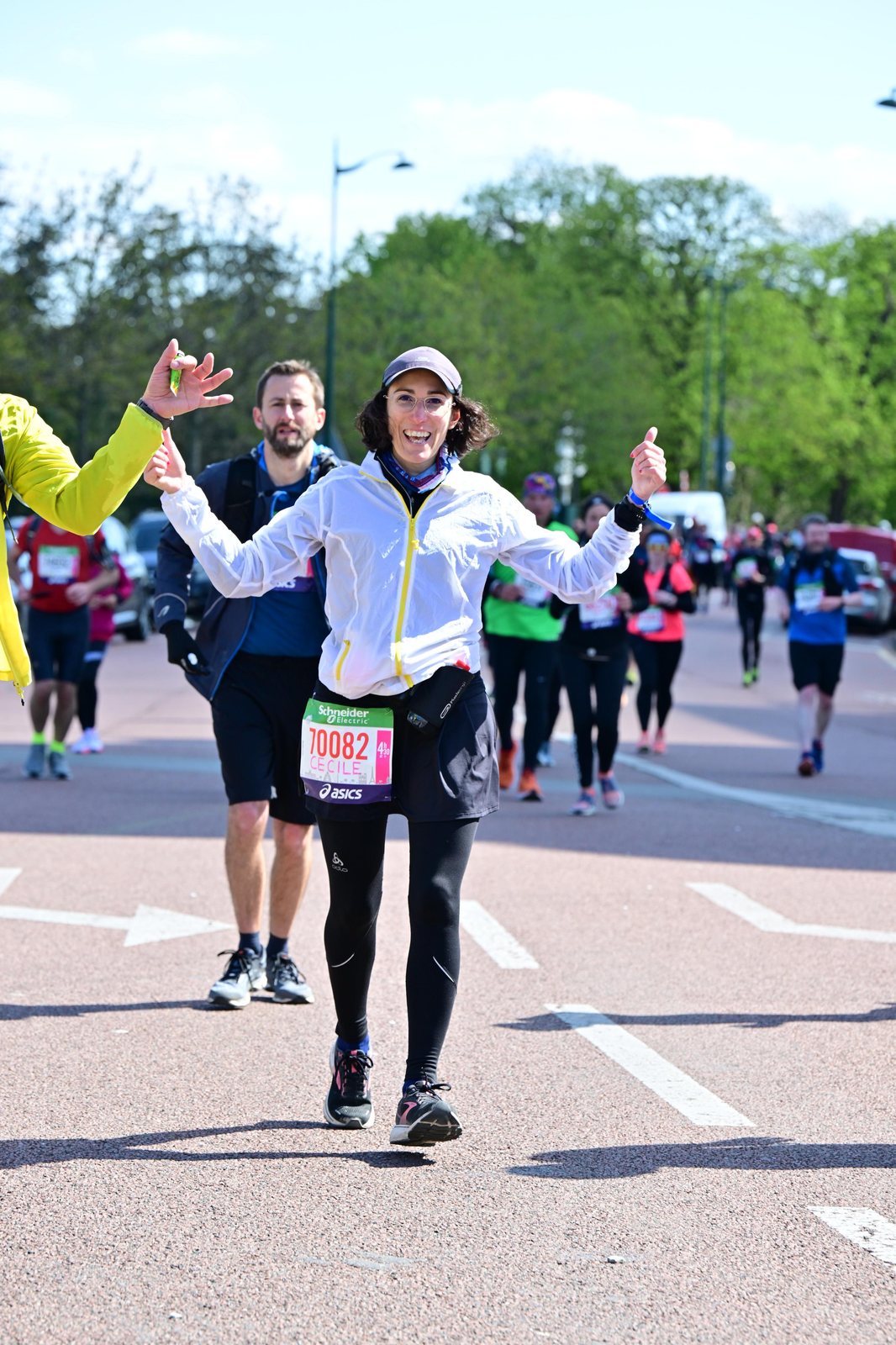 Cécile à l’arrivée du Marathon du Médoc, médaille et sourire parmi les vignes.